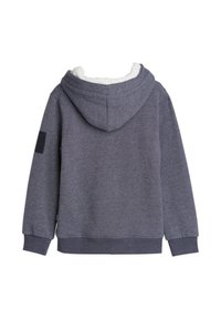 Donkergrijze hoodie met een sherpa-voering in de capuchon, ribgebreide manchetten en onderkant, en een gestructureerde stof. Bevat een klein zwart label op de mouw.