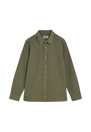 Camisa de manga larga color verde oliva con botones, cuello, logo bordado sutil en el pecho izquierdo y puños abotonados.