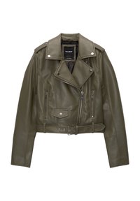 Giacca da moto cropped in pelle verde oliva con vita cintata, tasche con zip e accessori in metallo argentato. Presenta un colletto a scollatura.