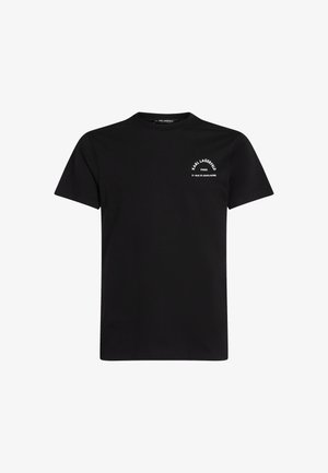 Zwart katoenen T-shirt met een ronde hals, korte mouwen en witte opdruk op de linkerborst. Eenvoudig, klassiek ontwerp.