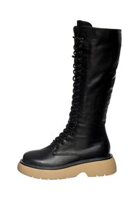 Stivale in pelle nera fino al ginocchio con un alti stivale liscio, chiusura con lacci frontale e una robusta suola piattaforma beige. Presenta dettagli cuciti.