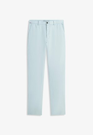 Pantalon droit bleu clair avec passants de ceinture, poches latérales et fermeture par bouton à la taille sur fond blanc.