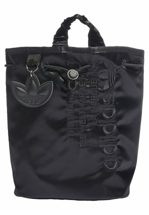 Czarna torba Adidas na sznurki z haftowanym logo, regulowanym sznurkiem, górnymi uchwytami oraz gumowym brelokiem Trefoil przymocowanym do bocznej pętli.