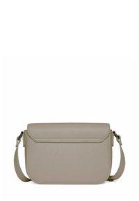 Borsa a tracolla in ecopelle beige con chiusura a patta, tracolla regolabile e design minimalista. Texture liscia, senza accenti hardware visibili.