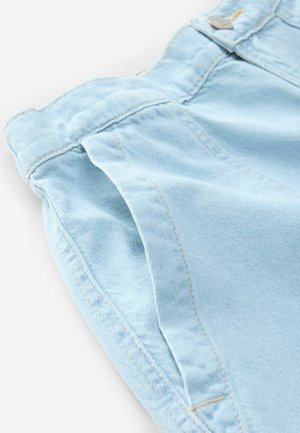 Heledsinised denim-lühikesed püksid, millel on nupuga kinnitatav vöökoht ja tikitud detailid, näidates pehmet tekstuuri ja puhtaid kujundusjooni.