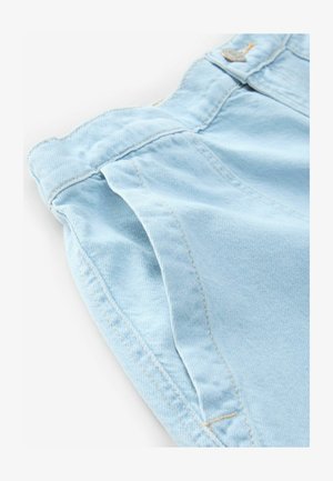 Ljusblå denimshorts med midjeband som har knappstängning och sydda detaljer, som visar en mjuk textur och rena designlinjer.