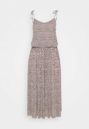 Robe longue à fines bretelles spaghetti, tissu beige clair avec des taches marron, coupe ample, taille froncée et silhouette décontractée.