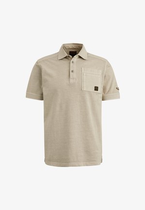 Beige kortærmet polo-shirt lavet af blødt stof, med en knappet krave, en brystlomme og et lille logo-patch på ærmet.