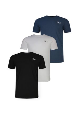 Trzy gładkie koszulki z krótkim rękawem i okrągłym dekoltem, w kolorach czarnym, białym i granatowym, każda z małym logo w stylu kursywy na lewej górnej części klatki piersiowej.