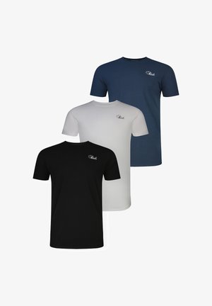 Trzy gładkie koszulki z krótkim rękawem i okrągłym dekoltem, w kolorach czarnym, białym i granatowym, każda z małym logo w stylu kursywy na lewej górnej części klatki piersiowej.