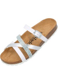 Infradito bianchi con più cinturini, tra cui una fascia in argento texturizzato. Suola in sughero e suola in gomma bianca. Presenta un accento con fibbia in metallo.