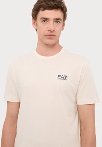 EA7 Emporio Armani TRAIN CORE TEE - Základné tričko - whitecap gray
