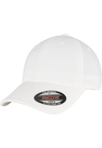 Hvid Flexfit baseball cap med en let buet skygge, lavet af tekstureret stof. Har et sort, rundt logo-label.