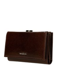 Portafoglio in pelle marrone con una texture liscia, chiusura a scatto in metallo e logo "wojas" impresso sul davanti. Forma rettangolare compatta, design semplice.