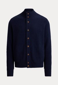 Cardigan bleu marine à manches longues avec col montant et une rangée verticale de huit boutons marron sur le devant.