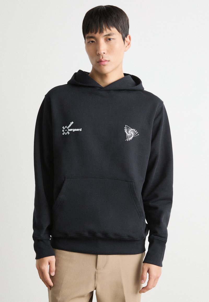 Hoodie noir en tissu à texture lisse. Présente des motifs graphiques blancs, une poche avant et une capuche avec cordon de serrage.