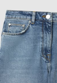 Heledad teksad helesinises värvuses klassikalise viie tasku disainiga, nööbiga sulgemine ja kontrastsete oranžide õmblustega. Sujuv tekstuur, veidi kulunud.