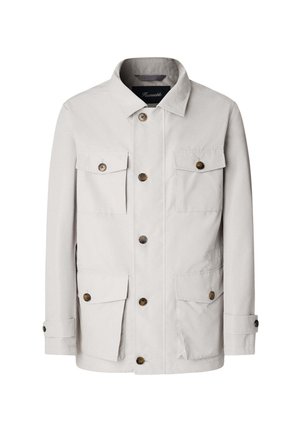 Chaqueta de color beige claro hecha de una mezcla de algodón. Presenta un cuello con solapa, seis bolsillos frontales y grandes botones marrones. Diseño de corte recto.