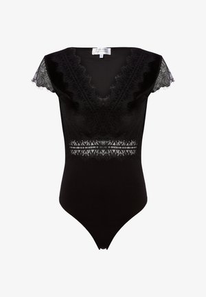 Schwarzer Body mit kurzen Spitzenärmeln, V-Ausschnitt und Spitzenverzierung entlang von Ausschnitt und Taille. Glatter Stoff unterhalb der Taille.