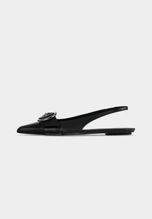 Ballerina slingback in pelle nera con punta appuntita, cinturino largo e fibbia metallica rotonda sulla parte superiore.