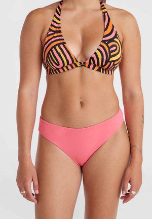 Bikini top s halter ovratnikom z oranžno, roza in črno valovito vzorcem; ujemajoče se roza visoko pasne hlačke. Gladek material; minimalna oprema.