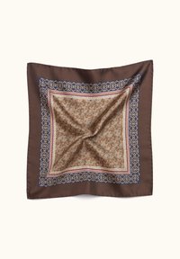 Brauner Seidenschal mit einem zentralen Blumenmuster, umrandet von kunstvollen blauen und roten Designs, mit glatter Textur und quadratischer Form.