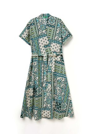 Midikleid mit Kurzärmel, Wickelvorderteil, Stoffgürtel und Blumen-Patchworkmuster in Blau, Grün und Weiß auf cremefarbenem Hintergrund.