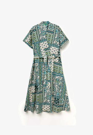 Middellange jurk met korte mouwen, overslag aan de voorkant, stoffen ceintuur en een patchworkprint van bloemen in blauw, groen en wit op een crèmekleurige achtergrond.