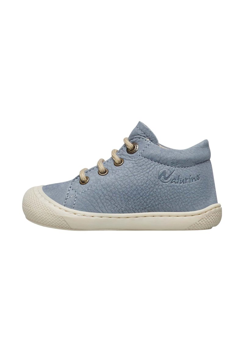 Scarpe alta blu in pelle per bambini con lacci chiari, tomaia testurizzata e suola in gomma bianca con dettagli decorativi.