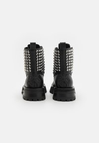 Botine negre din piele, cu un model cu bolțuri pe spate, talpă din cauciuc și logo embosat pe toc.