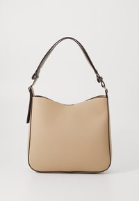 Beige läderhandväska med slät yta, rundad topp och mörkbruna detaljer. Utrustad med ett enda axelband och minimalistisk design.