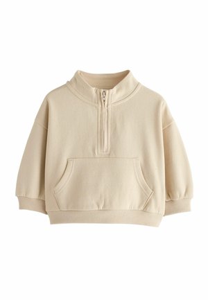 Beiger Langarm-Pullover mit Viertelreißverschluss, hohem Kragen, Kängurutasche, gerippten Bündchen und Saum, auf weißem Hintergrund dargestellt.