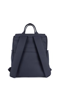 Sac à dos bleu marine avec des bretelles rembourrées et réglables, finition texturée, deux poignées supérieures et un design rectangulaire élégant.