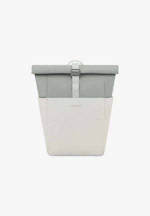 Mochila de tipo roll-top en verde y blanco. Cuenta con un exterior texturizado, correa ajustable y un diseño minimalista con una forma lisa y estructurada.