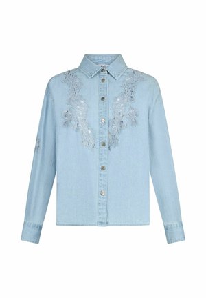 Svetlomodrá rifľová košeľa s dlhým rukávom, zapínaním na gombíky vpredu a kvetinovou čipkovou výšivkou na hrudi a rukávoch.