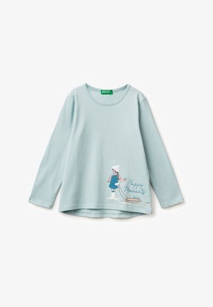 Camiseta de manga larga azul claro de algodón suave, con una ilustración invernal de una niña con un trineo y el texto "Momentos Felices".
