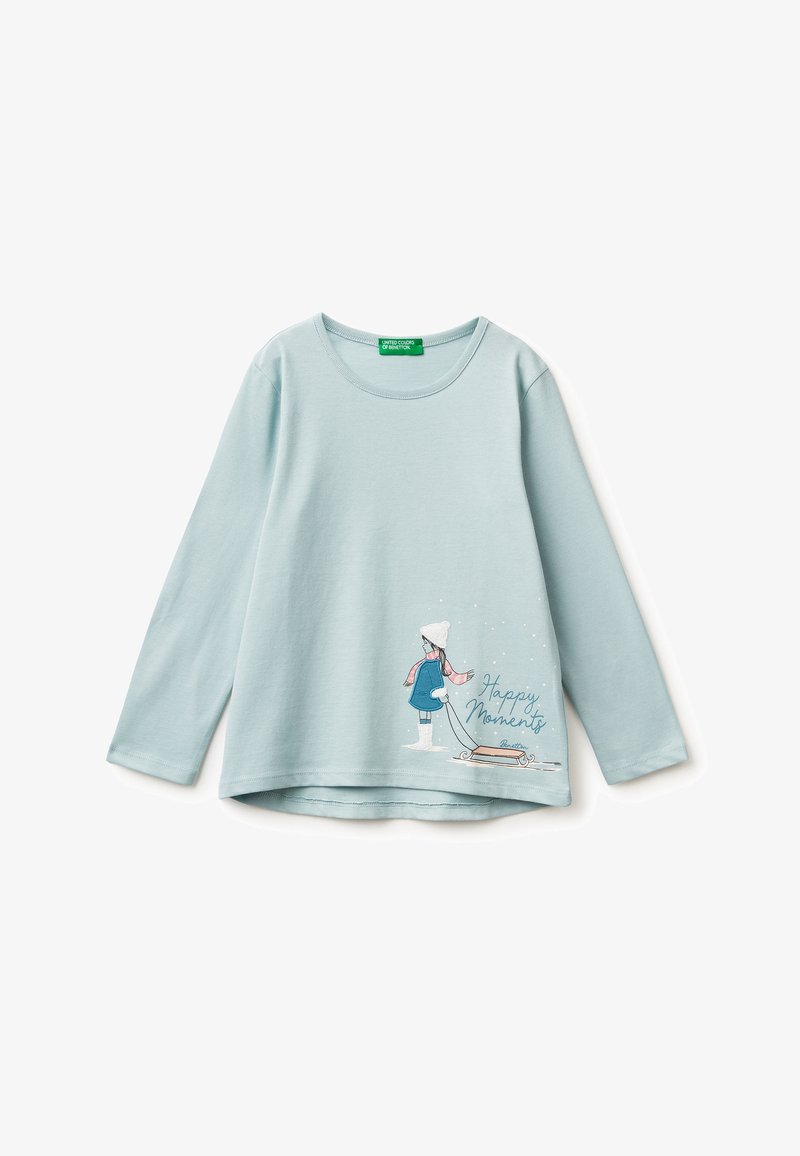 Jasnoniebieska koszulka z długim rękawem z miękkiej bawełny, z zimowym rysunkiem dziewczynki z sankami i napisem "Szczęśliwe Chwile".