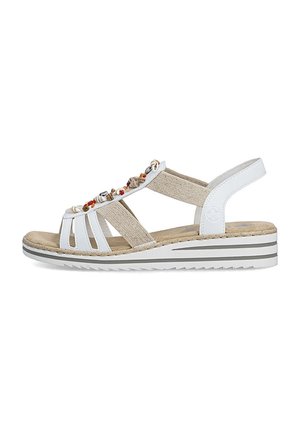 Biała i beżowa damska sandałka na klinie z elastycznymi paskami, ozdobnymi koralikami na przednim pasku oraz miękką podeszwą z paskowanym klinowym obcasem.