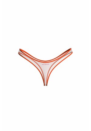 String blanc transparent avec bordure orange et petit logo rose centré sur la ceinture avant, sur fond blanc.