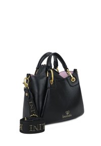 Borsa a tracolla in pelle nera con parti in metallo dorato, manici superiori doppi e tracolla rimovibile con motivo testuale. Interno di colore rosa.