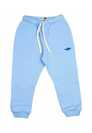 Hellblaue Jogginghose für Kleinkinder mit elastischem Bund, weißen Kordeln, gerippten Bündchen und kleinem blauen Hai-Stick auf dem rechten Bein.