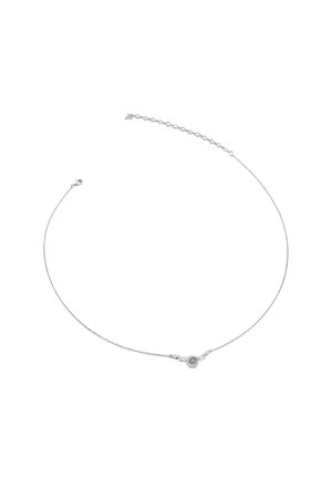 Delikatna srebrna ogrlica s malim okruglim privjeskom koji ima složen dizajn i podesivu kopču za lanac.