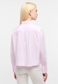 Camicia button-up a righe rosa chiaro con colletto e maniche con polsini, caratterizzata da una vestibilità rilassata e dettaglio di piega sul retro.