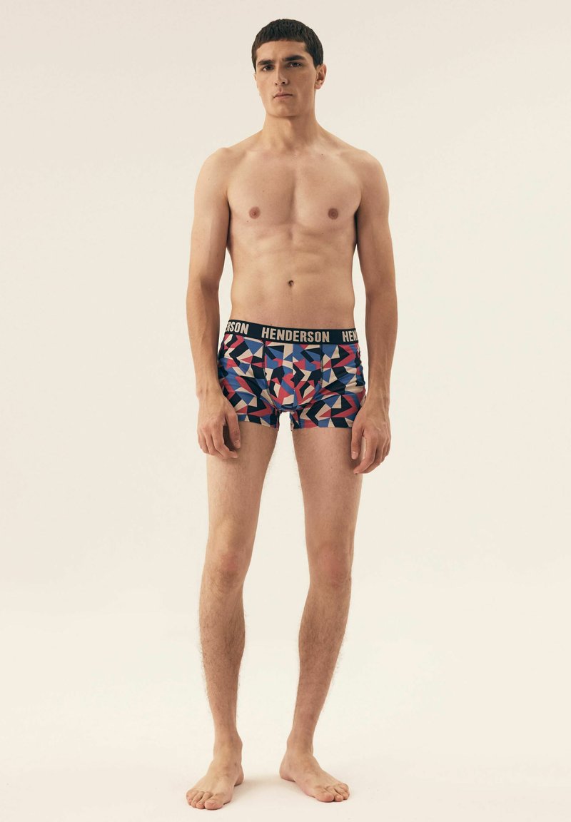 Męskie majtki bokserki z wielokolorowym geometrycznym wzorem, czarnym pasem z logo "Henderson" oraz dopasowanym krojem.
