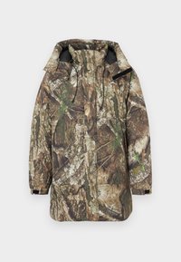 Giacca parka mimetica con una combinazione di marroni, verdi e texture che imitano il legno e il fogliame, dotata di cappuccio e coulisse regolabili.