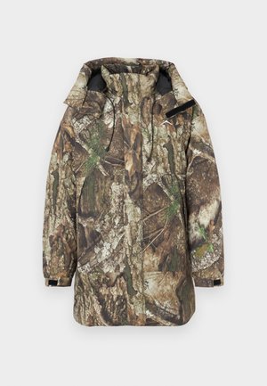 Jachetă parka camuflată cu un amestec de nuanțe de maro, verde și texturi care imită lemnul și frunzișul, prevăzută cu glugă și șnururi de ajustare.