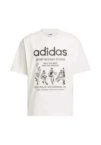Biela bavlnená tričko s čiernym grafickým potlačou basketbalistov, textom "adidas SPORT DESIGN STUDIO" a okrúhlym výstrihom.