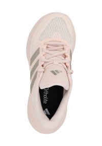 Ljusrosa träningsskor med mesh-textur, tre grå ränder och Ortholite-märkning på innersulan. Rund tå och vadderad krage.