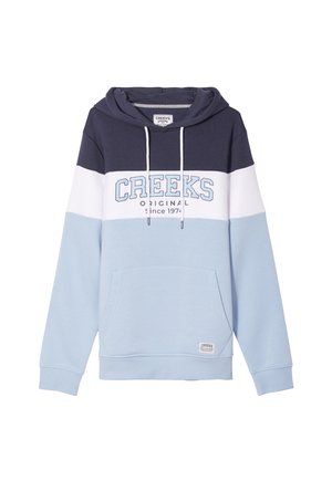 Hoodie met een colorblock ontwerp in marineblauw, wit en lichtblauw. Heeft een kangoeroezak en de tekst "CREEKS ORIGINAL" op de borst.