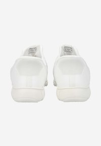 Paire de baskets blanches basses vues de dos, avec semelles rembourrées et étiquettes de taille à l'intérieur du talon.